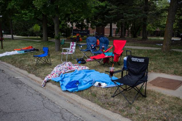 Cadeiras e cobertores são abandonados após um tiroteio no desfile de 4 de julhode 2022 em Highland Park, Illinois. EUA. Cadeiras e cobertores são abandonados após um tiroteio no desfile de 4 de julhode 2022 em Highland Park, Illinois. EUA.