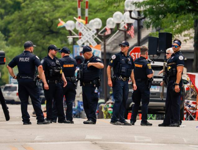 Policiais investigam a cena de vários tiros disparados em uma celebração e desfile de 04/07/2022 em Highland Park, Illinois, EUA. Policiais investigam a cena de vários tiros disparados em uma celebração e desfile de 04/07/2022 em Highland Park, Illinois, EUA.