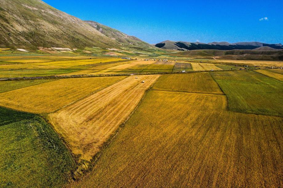 Vista geral dos campos que, devido à forte onda de calor, não afloraram, em Castelluccio di Norcia, Úmbria , Itália, 05/07/2022.