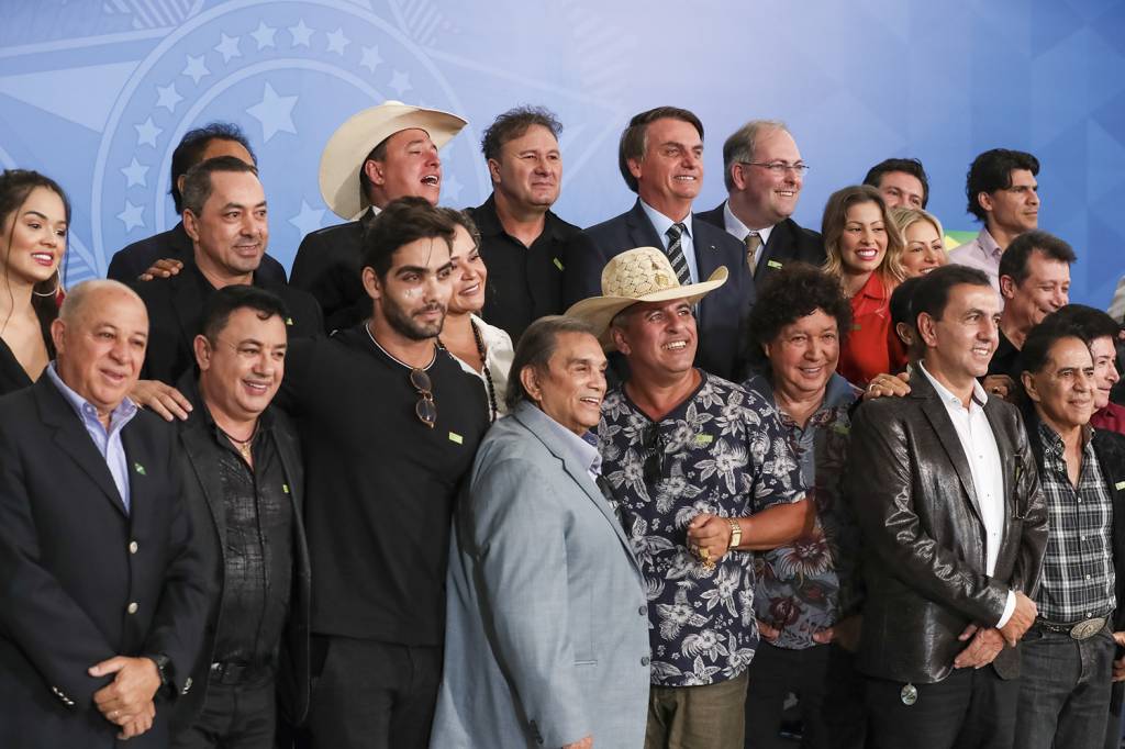 JAIR-BOLSONARO-ARTISTAS-SERTANEJOS-2020-122-(61).jpg AO SOM DA VIOLA - O presidente recebe sertanejos em Brasília: a aposta é que eles possam virar o jogo nas redes -