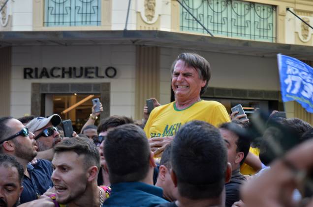 Jair Bolsonaro, instantes após ser ferido por uma faca, quando estava em campanha eleitoral na cidade de Juiz de Fora-MG, em 06/09/2018. Jair Bolsonaro, instantes após ser ferido por uma faca, quando estava em campanha eleitoral na cidade de Juiz de Fora-MG, em 06/09/2018.