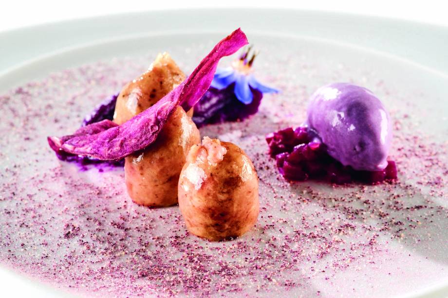 Prato de embutido de Porco com batata roxa, do restaurante Áttimo, em São Paulo. 2013. Prato de embutido de Porco com batata roxa, do restaurante Áttimo, em São Paulo. 2013.