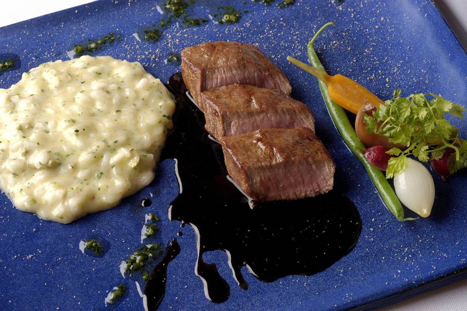 Prato de lombo de cordeiro com risoto de alcachofra, receita dos chefs Jefferson Rueda e Rodrigo Martins, do restaurante Pomodori de São Paulo, 2005. Prato de lombo de cordeiro com risoto de alcachofra, receita dos chefs Jefferson Rueda e Rodrigo Martins, do restaurante Pomodori de São Paulo, 2005.