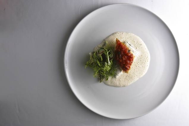 Prato de peixe com canelone de espinafre, prato de Jefferson Rueda, chef e sócio do restaurante Áttimo, em São Paulo. Eleito o Chef do ano pelo júri da revista Veja São Paulo Comer e Beber 2013/2014. Prato de peixe com canelone de espinafre, prato de Jefferson Rueda, chef e sócio do restaurante Áttimo, em São Paulo. Eleito o Chef do ano pelo júri da revista Veja São Paulo Comer e Beber 2013/2014.