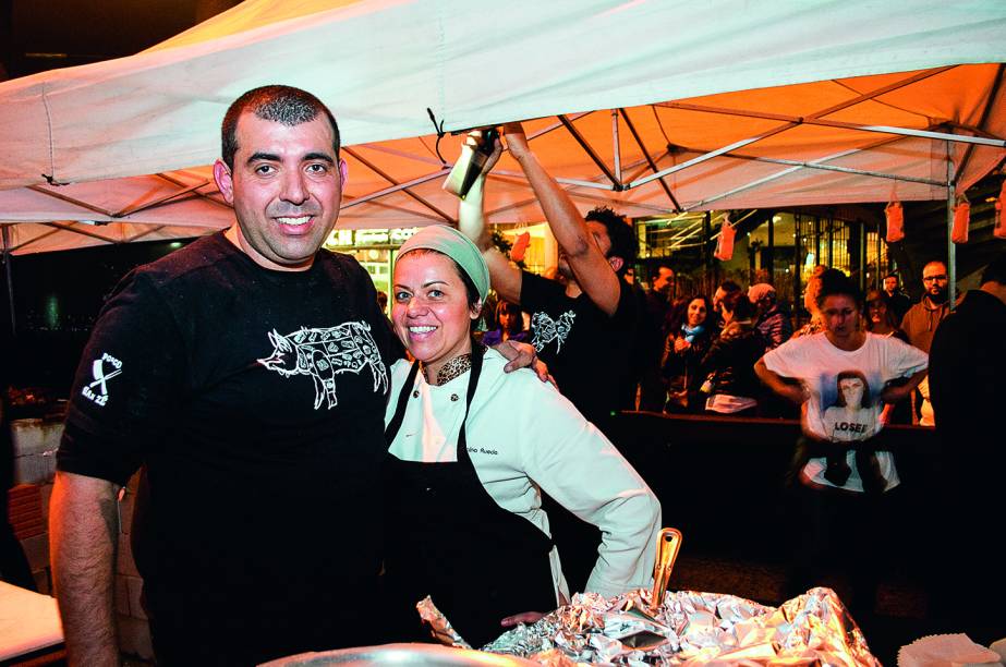 O casal de chefs Jefferson e Janaína Rueda,  dos restaurantes, A Casa do Porco e o Bar da Dona Onça, em São Paulo, 2015. O casal de chefs Jefferson e Janaína Rueda,  dos restaurantes, A Casa do Porco e o Bar da Dona Onça, em São Paulo, 2015.
