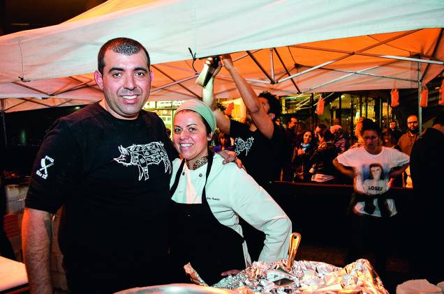 O casal de chefs Jefferson e Janaína Rueda, dos restaurantes, A Casa do Porco e o Bar da Dona Onça, em São Paulo, 2015. O casal de chefs Jefferson e Janaína Rueda, dos restaurantes, A Casa do Porco e o Bar da Dona Onça, em São Paulo, 2015.