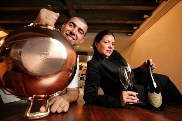 O casal de chefs Jefferson e Janaína Rueda em seu restaurante em São Paulo, 2015. O casal de chefs Jefferson e Janaína Rueda em seu restaurante em São Paulo, 2015.