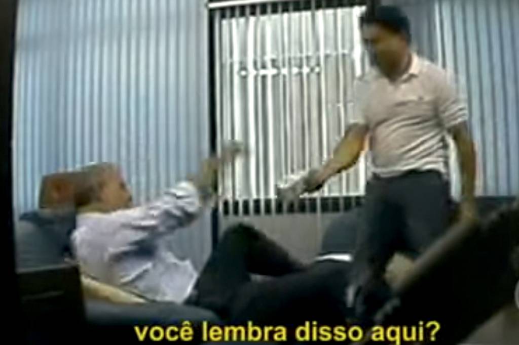 JOSE ROBERTO ARRUDA VIDEO-PROPINA 2009_1 copy.jpg MAL NA IMAGEM - Arruda: o ex-governador foi filmado recebendo propina -