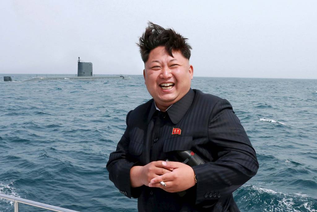 O l&iacute;der norte-coreano Kim Jong Un assiste ao teste de tiro de um m&iacute;ssil bal&iacute;stico submarino estrat&eacute;gico foto divulgada pela Ag&ecirc;ncia Central de Not&iacute;cias da Coreia do Norte (KCNA) em Pyongyang em 9 de maio de 2019.