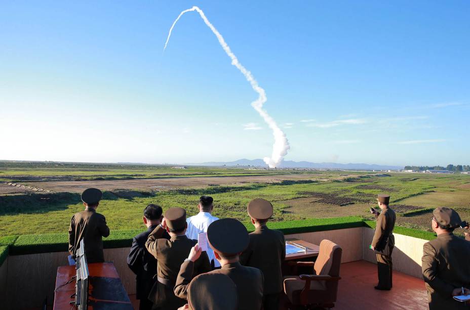Imagem divulgada pela Agência Central de Notícias da Coreia do Norte (KCNA) em 28 de maio de 2019 mostra o líder norte-coreano Kim Jong-Un assistindo ao teste de um novo sistema de armas guiadas antiaéreas. Imagem divulgada pela Agência Central de Notícias da Coreia do Norte (KCNA) em 28 de maio de 2019 mostra o líder norte-coreano Kim Jong-Un assistindo ao teste de um novo sistema de armas guiadas antiaéreas.
