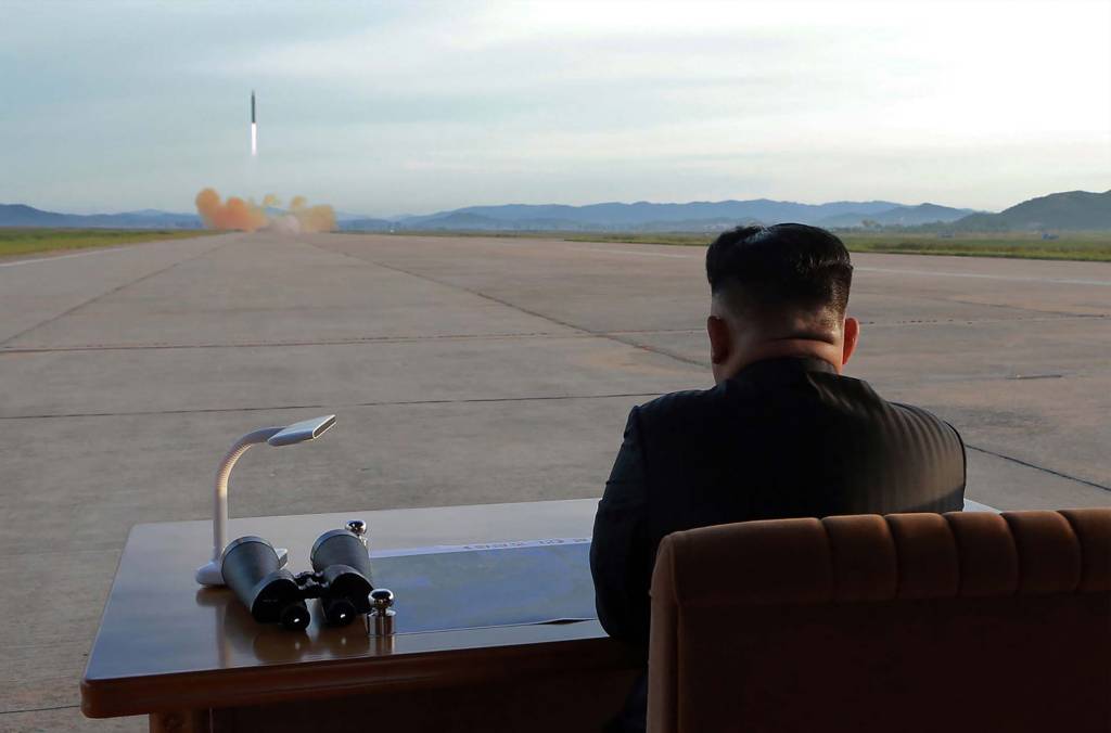 Ag&ecirc;ncia Central de Not&iacute;cias da Coreia do Norte (KCNA) em 16 de setembro de 2017 mostra o l&iacute;der norte-coreano Kim Jong-Un inspecionando um exerc&iacute;cio de lan&ccedil;amento do foguete bal&iacute;stico estrat&eacute;gico de m&eacute;dio e longo alcance Hwasong-12 em um local n&atilde;o revelado