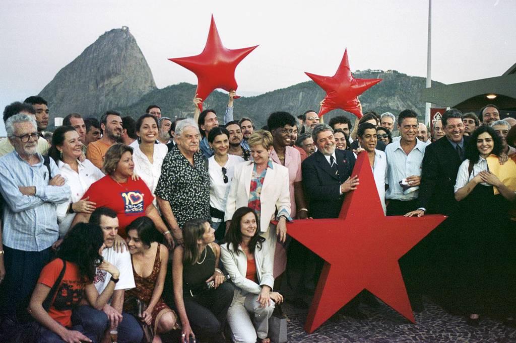 LULA-2002-ARTISTAS36.jpg PALCO CHEIO - Lula com artistas, em 2002: o apoio era presencial -