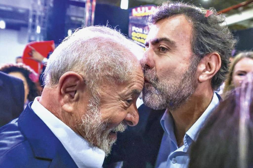 LULA-BEIJO-MARCELO-FREIXO-2022-01.jpg UNIÃO - Lula e Freixo: jingle, máscaras e até foto juntos em bolo de aniversário -