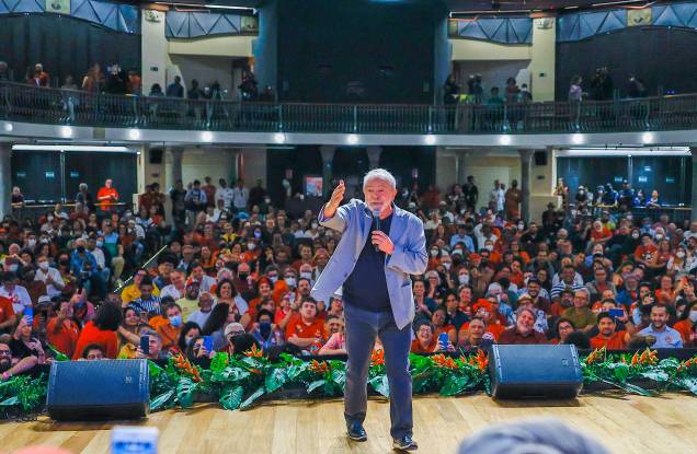 O ex presidente Lula e pré-candidato `a presidência da república, durante ato em em Recife, no Teatro do Parque, com representantes de movimentos culturais. 21/07/-2022 O ex presidente Lula e pré-candidato `a presidência da república, durante ato em em Recife, no Teatro do Parque, com representantes de movimentos culturais. 21/07/-2022