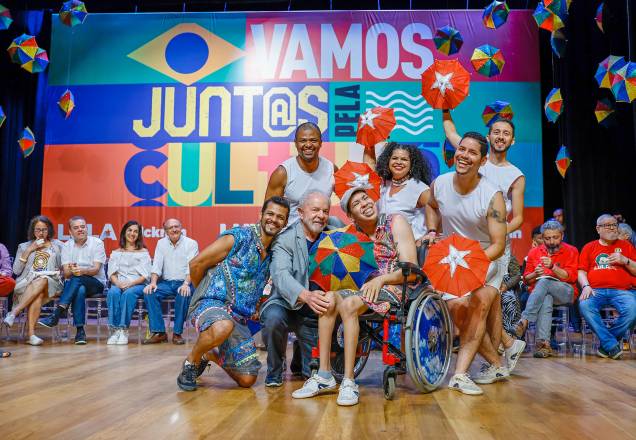 Partidários do ex presidente Lula e pré-candidato `a presidência da república, durante ato em Recife, no Teatro do Parque, com representantes de movimentos culturais. 21/07/2022 Partidários do ex presidente Lula e pré-candidato `a presidência da república, durante ato em Recife, no Teatro do Parque, com representantes de movimentos culturais. 21/07/2022