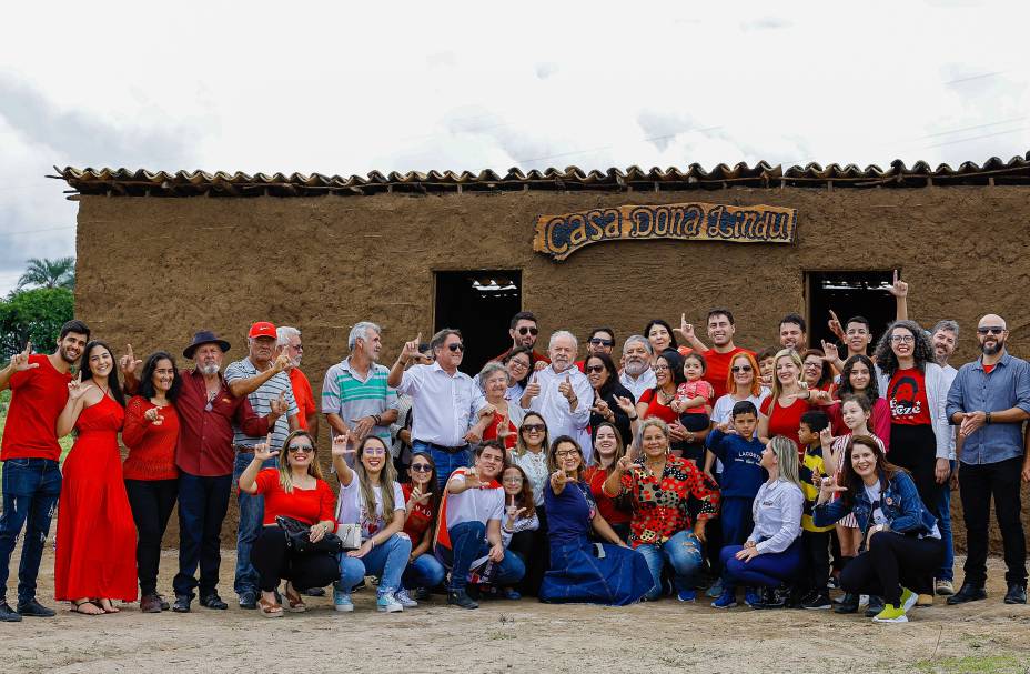 Lula com familiares em frente `a réplica da casa onde nasceu e cresceu no município de Caetés-PE, em 20/07/2022.