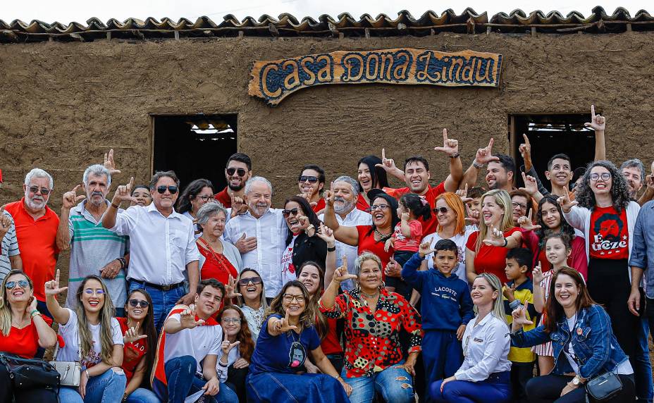 O pré-candidato do PT, Lula com familiares em frente `a réplica da casa onde nasceu e cresceu no município de Caetés-PE, em 20/07/2022.