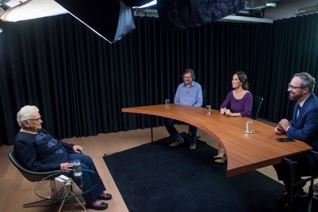 A bancada de entrevistadores formada por Daniel Bramatti, Clarissa Oliveira e Artur Rodrigues - A bancada de entrevistadores formada por Daniel Bramatti, Clarissa Oliveira e Artur Rodrigues -