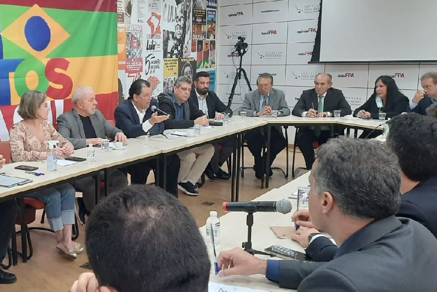 Lula e MDB 2 O ex-presidente Lula com caciques do MDB durante reunião em São Paulo