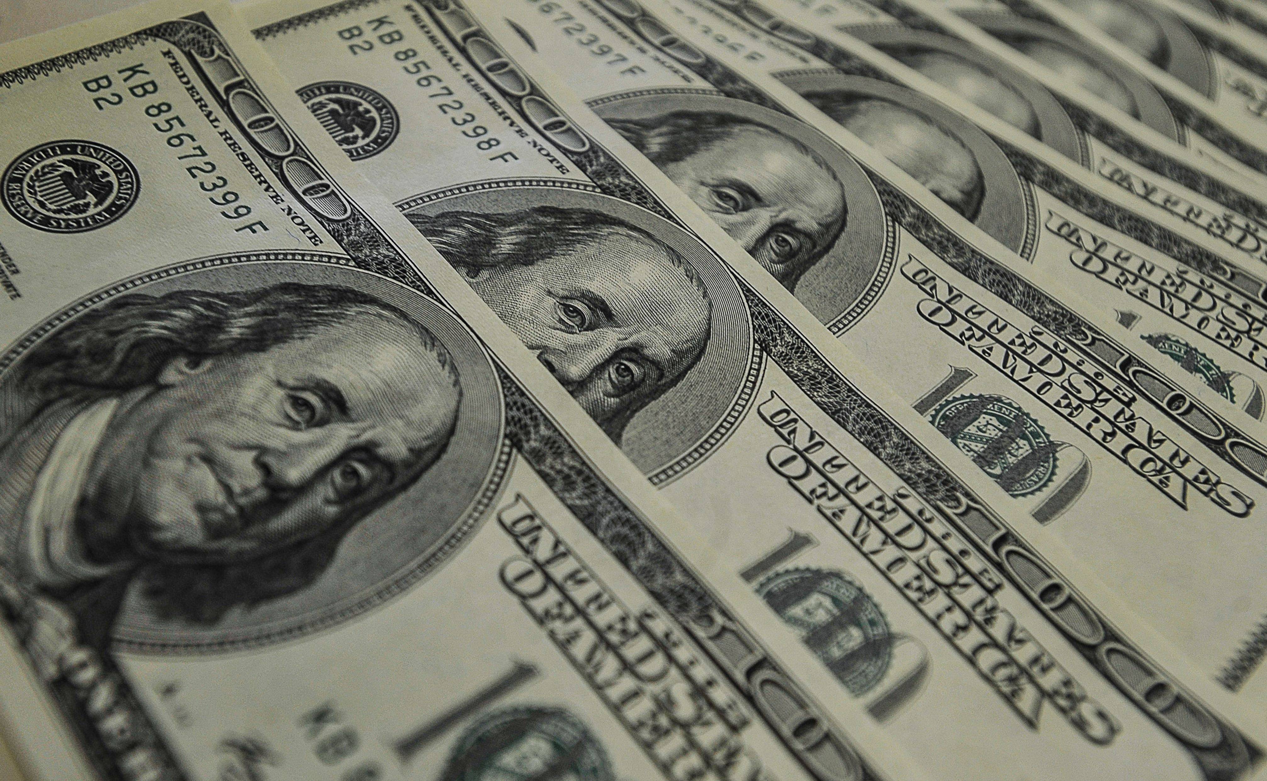 Dólar perde fôlego e cai ao menor nível desde junho de 2024