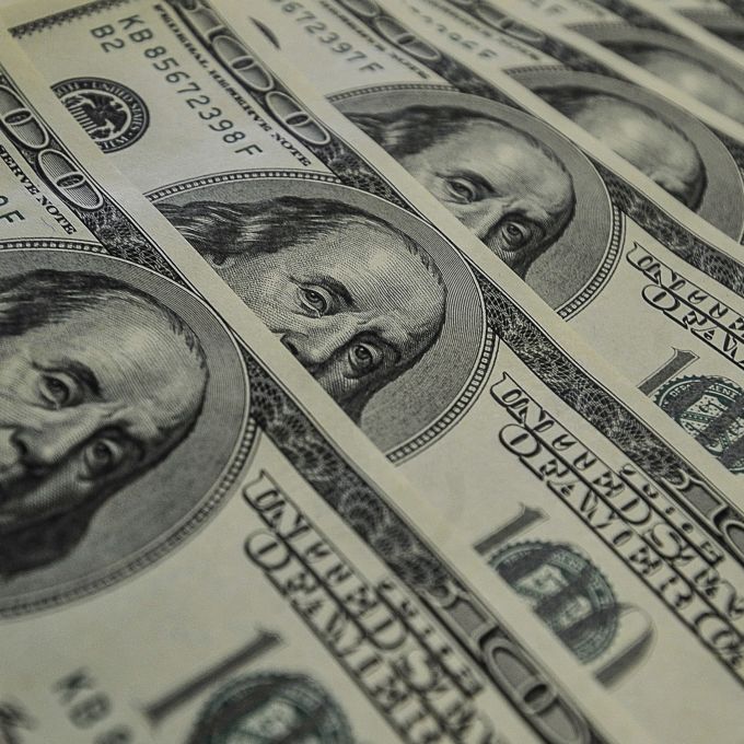 Dólar cai a R$ 4,95, menor patamar desde março de 2024