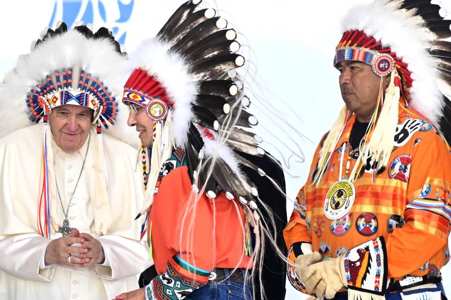 Papa Francisco com cocar apresentado `a ele por líderes indígenas no Muskwa Park em Maskwacis, Alberta, Canadá, em 25/07/2022. Papa Francisco com cocar apresentado `a ele por líderes indígenas no Muskwa Park em Maskwacis, Alberta, Canadá, em 25/07/2022.