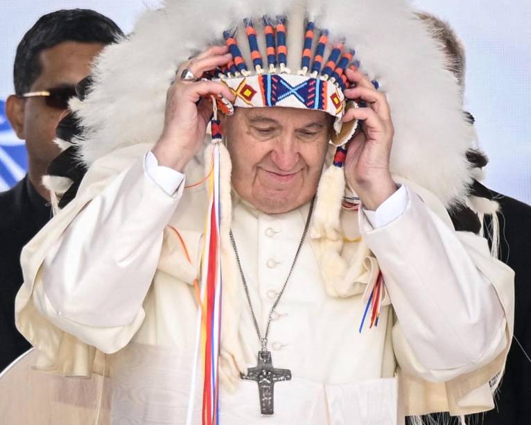 O Papa Francisco usa um cocar apresentado `a ele por líderes indígenas, durante uma reunião no Muskwa Park em Maskwacis, Alberta, Canadá, em 25/07/2022. O Papa Francisco usa um cocar apresentado `a ele por líderes indígenas, durante uma reunião no Muskwa Park em Maskwacis, Alberta, Canadá, em 25/07/2022.