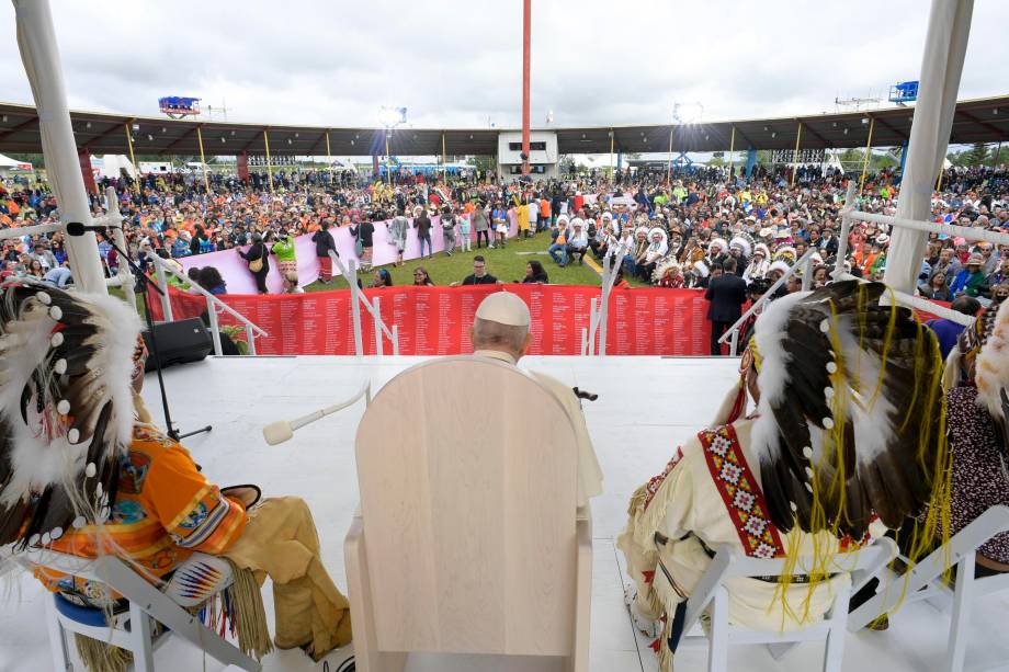 Papa Francisco se reunindo com os indígenas para uma oração silenciosa no cemitério de Maskwacis, ao sul de Edmonton, Canadá, 25 /07/2022. Papa Francisco se reunindo com os indígenas para uma oração silenciosa no cemitério de Maskwacis, ao sul de Edmonton, Canadá, 25 /07/2022.