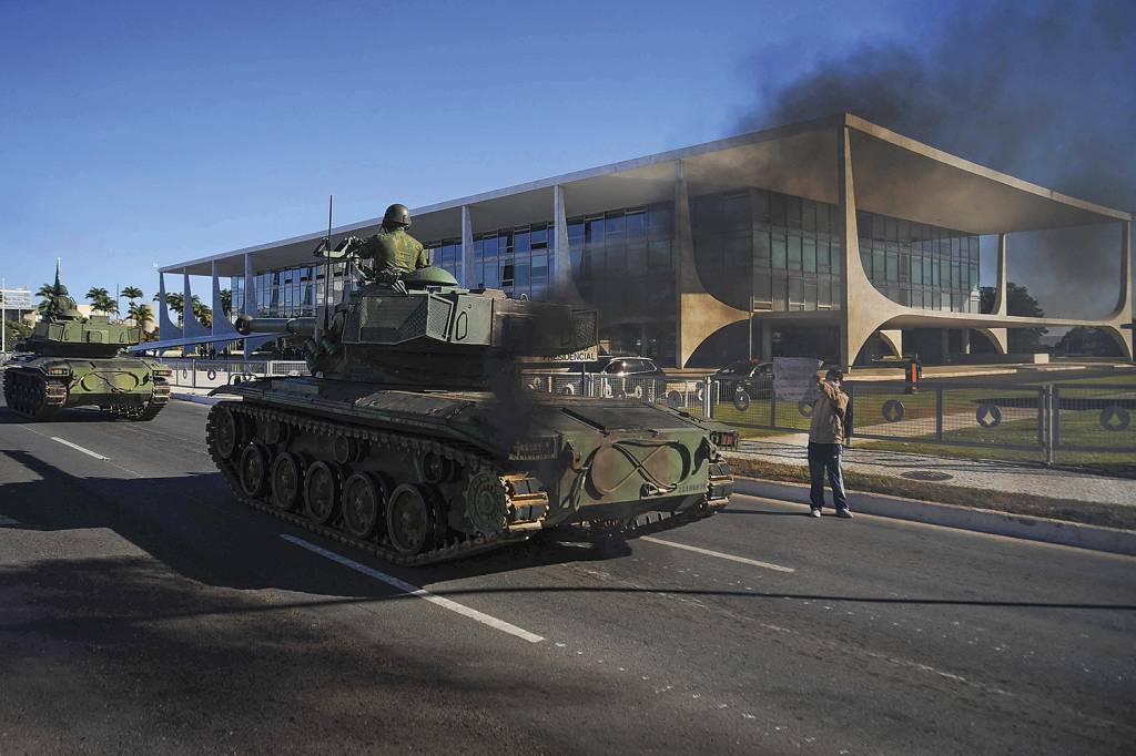 POL222164.JPG VERGONHA - A caravana de tanques em Brasília, no ano passado: tentativa de causar constrangimento ao Congresso -