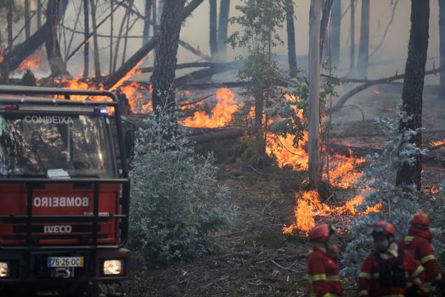 Bombeiro combate um incêndio em Cruzinha, Alvaiazere, Portugal, 10/07/2022. Bombeiro combate um incêndio em Cruzinha, Alvaiazere, Portugal, 10/07/2022.