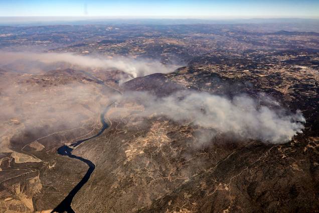 Imagem tirada `a bordo de um avião da Força Aérea Portuguesa mostra um incêndio florestal na região de Carrazeda de Ansiães, Portugal, 09/07/2022. Imagem tirada `a bordo de um avião da Força Aérea Portuguesa mostra um incêndio florestal na região de Carrazeda de Ansiães, Portugal, 09/07/2022.