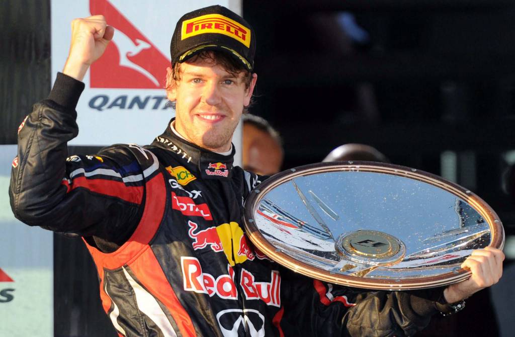 O piloto da Red Bull-Renault Sebastian Vettel da Alemanha gesticula no p&oacute;dio ap&oacute;s vencer o Grande Pr&ecirc;mio da Austr&aacute;lia de F&oacute;rmula 1 em Melbourne, em 27/03/2011.