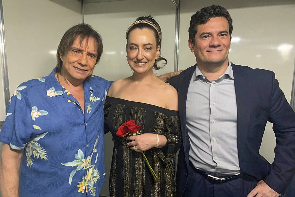 SERGIO-MORO-ROBERTO-CARLOS-ROSANGELA-MORO-TWITTER-2019-1.jpeg O REI - Roberto Carlos com Sergio Moro e a mulher, em 2019: não a Bolsonaro -