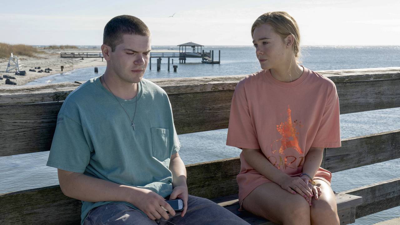 PALAVRAS QUE MATAM - Conrad Roy (Colton Ryan) e Michelle Carter (Elle Fanning): relação a distância sem final feliz -