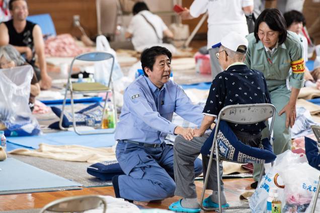 O ex primeiro-ministro do Japão, Shinzo Abe, visita um abrigo para pessoas afetadas pelas recentes inundações em Mabi, prefeitura de Okayama, em 11/07/2018. O ex primeiro-ministro do Japão, Shinzo Abe, visita um abrigo para pessoas afetadas pelas recentes inundações em Mabi, prefeitura de Okayama, em 11/07/2018.