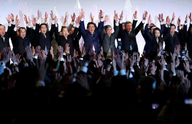 O ex primeiro-ministro do Japão, Shinzo Abe, que também é líder do Partido Liberal Democrático (LDP), grita 'Banzai', enquanto levanta as mãos com membros do LDP durante a convenção anual do partido em Tóquio, Japão, 25/03/2018. O ex primeiro-ministro do Japão, Shinzo Abe, que também é líder do Partido Liberal Democrático (LDP), grita 'Banzai', enquanto levanta as mãos com membros do LDP durante a convenção anual do partido em Tóquio, Japão, 25/03/2018.