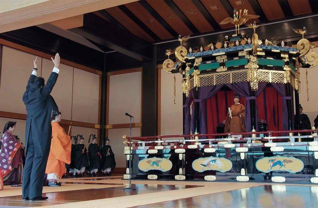 O ex primeiro-ministro do Japão, Shinzo Abe, durante a cerimônia "banzai" para o imperador Naruhito quando proclamou sua ascensão ao Trono do Crisântemo em Tóquio, 22/10/2019. O ex primeiro-ministro do Japão, Shinzo Abe, durante a cerimônia "banzai" para o imperador Naruhito quando proclamou sua ascensão ao Trono do Crisântemo em Tóquio, 22/10/2019.