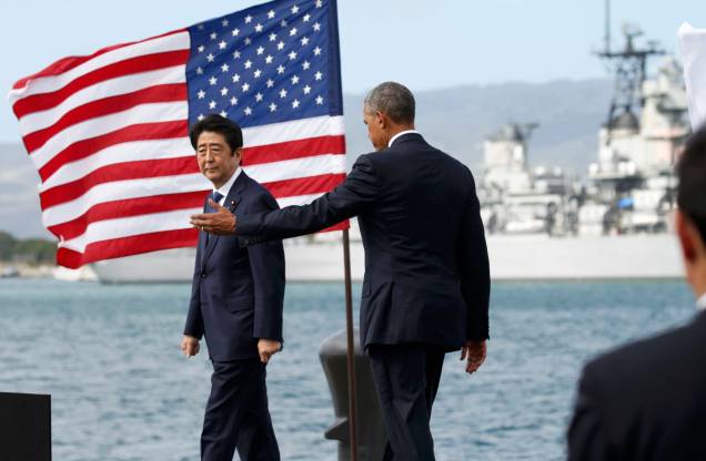O ex presidente dos EUA, Barack Obama e o ex primeiro-ministro japonês, Shinzo Abe na Base Conjunta Pearl Harbor-Hickam, Havaí, EUA, 27/12/2016. O ex presidente dos EUA, Barack Obama e o ex primeiro-ministro japonês, Shinzo Abe na Base Conjunta Pearl Harbor-Hickam, Havaí, EUA, 27/12/2016.