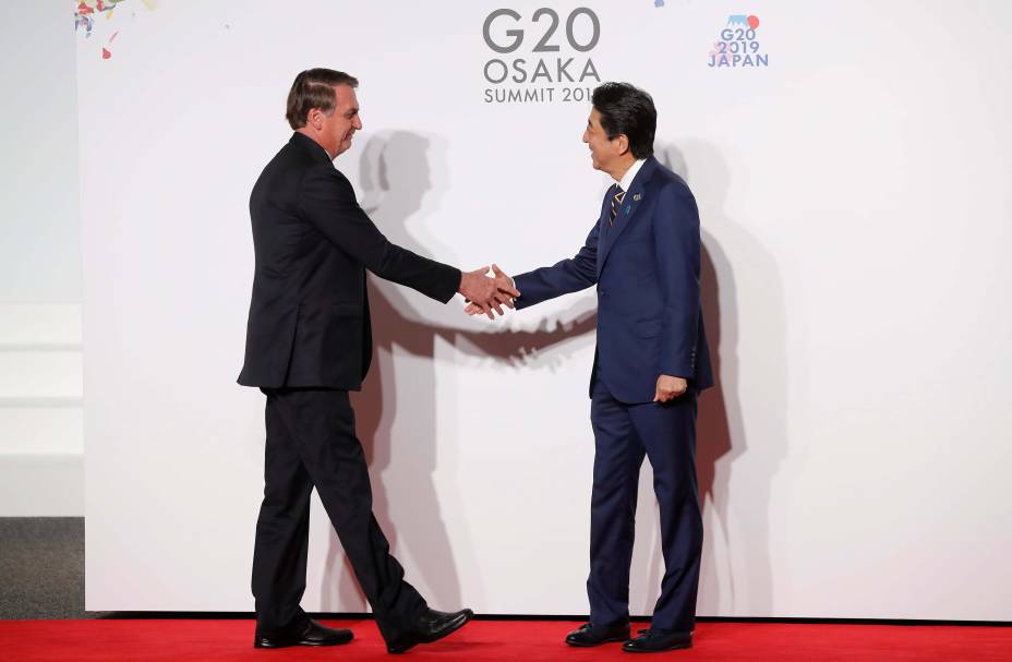 O presidente do Brasil, Jair Bolsonaro é cumprimentado pelo ex primeiro-ministro do Japão, Shinzo Abe em sua chegada ao encontro dos países do G20, em Osaka. 28/06/2019. O presidente do Brasil, Jair Bolsonaro é cumprimentado pelo ex primeiro-ministro do Japão, Shinzo Abe em sua chegada ao encontro dos países do G20, em Osaka. 28/06/2019.