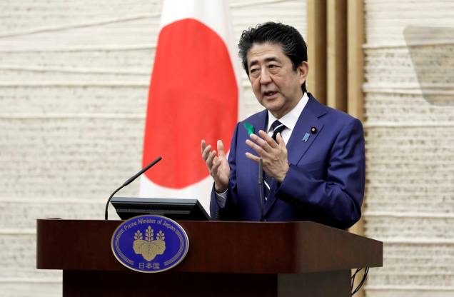 O ex primeiro-ministro do Japão, Shinzo Abe, durante uma coletiva de imprensa na residência oficial, em Tóquio, Japão, 17/04/2020. O ex primeiro-ministro do Japão, Shinzo Abe, durante uma coletiva de imprensa na residência oficial, em Tóquio, Japão, 17/04/2020.