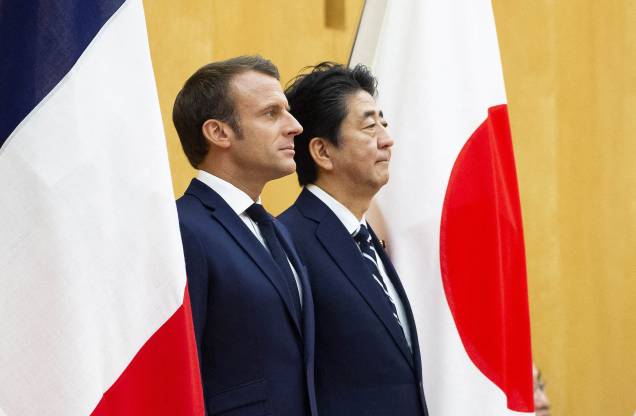 O ex primeiro-ministro do Japão Shinzo Abe ao lado do presidente da França Emmanuel Macron na residência oficial em Tóquio. 26/06/2019. O ex primeiro-ministro do Japão Shinzo Abe ao lado do presidente da França Emmanuel Macron na residência oficial em Tóquio. 26/06/2019.