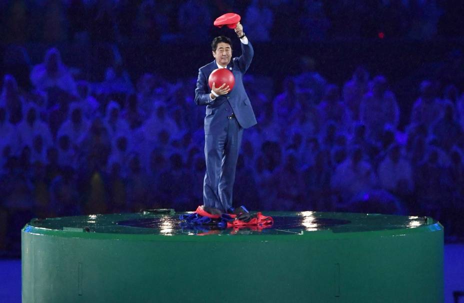 O ex primeiro-ministro japonês Shinzo Abe, durante a cerimônia de encerramento dos Jogos Olímpicos do Rio de Janeiro, Brasil, em 21/08/2016. O ex primeiro-ministro japonês Shinzo Abe, durante a cerimônia de encerramento dos Jogos Olímpicos do Rio de Janeiro, Brasil, em 21/08/2016.