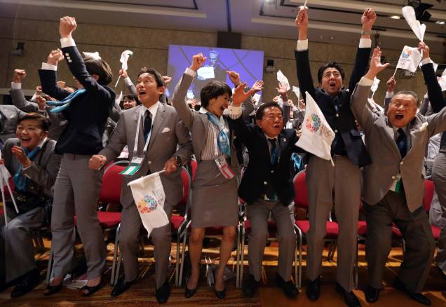 O ex primeiro-ministro do Japão, Shinzo Abe, segundo da direita, e outros membros da delegação japonesa comemoram quando o presidente do Comitê Olímpico Internacional (COI), Jacques Rogge, anuncia que Tóquio sediará os Jogos Olímpicos de 2020, em Buenos Aires, Argentina. Em 07/09/2013. O ex primeiro-ministro do Japão, Shinzo Abe, segundo da direita, e outros membros da delegação japonesa comemoram quando o presidente do Comitê Olímpico Internacional (COI), Jacques Rogge, anuncia que Tóquio sediará os Jogos Olímpicos de 2020, em Buenos Aires, Argentina. Em 07/09/2013.
