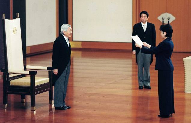 Yuriko Koike, Ministro da Defesa do Japão é apresentado ao Imperador Akihito no Palácio Imperial, enquanto o primeiro-ministro japonês Shinzo Abe observa, Tóquio, 04/07/2007. Yuriko Koike, Ministro da Defesa do Japão é apresentado ao Imperador Akihito no Palácio Imperial, enquanto o primeiro-ministro japonês Shinzo Abe observa, Tóquio, 04/07/2007.