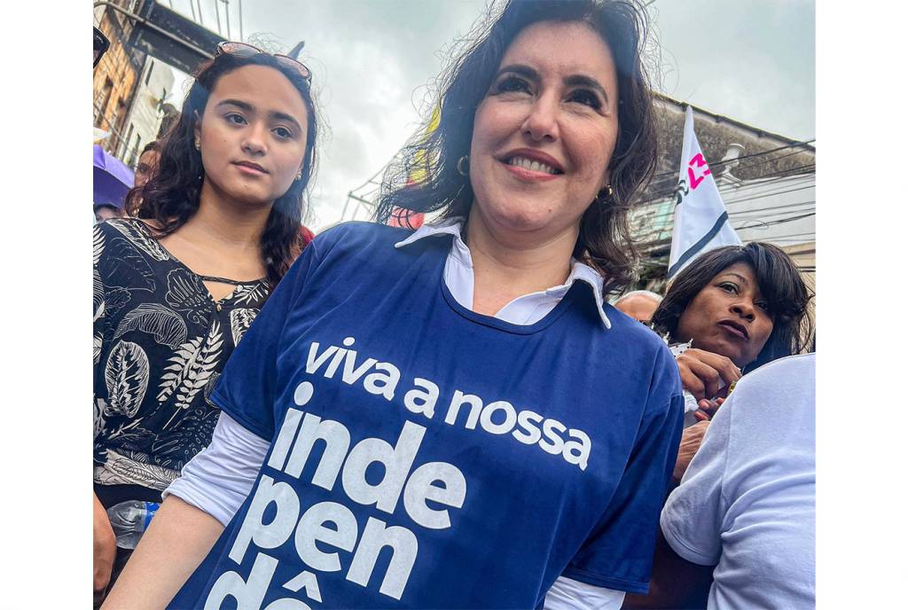 A senadora e pr&eacute;-candidata &agrave; Presid&ecirc;ncia Simone Tebet pelo MDB durante a Caminhada da Esperan&ccedil;a, em Salvador (BA), 2/7/2022.