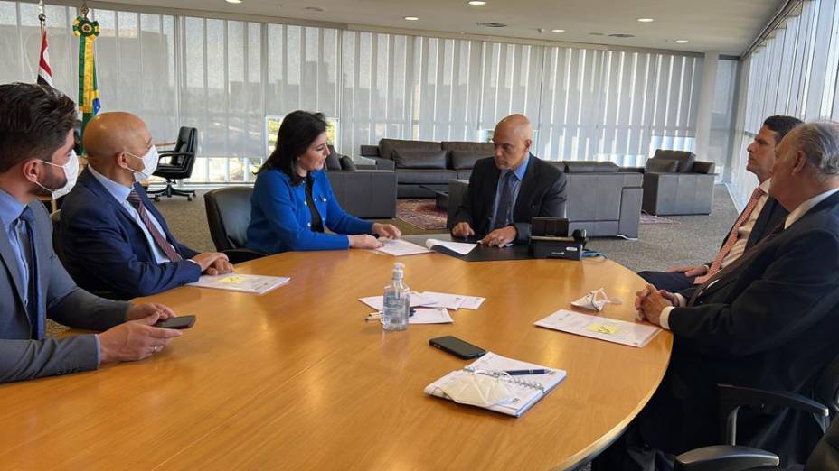 Simone Tebet durante o “Manifesto pela Paz nas Eleições” entregue  ao ministro Alexandre de Moraes, presidente do Tribunal Superior Eleitoral (TSE), não se limita a propor um pacto de não agressão entre aos candidatos ao Planalto. 13/07/2022