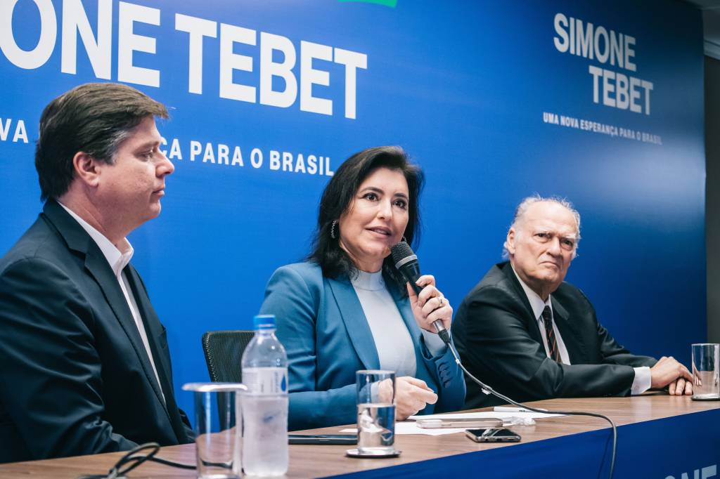 A senadora e pr&eacute;-candidata &agrave; Presid&ecirc;ncia Simone Tebet pelo MDB entre Baleia Rossi e Roberto Freire.