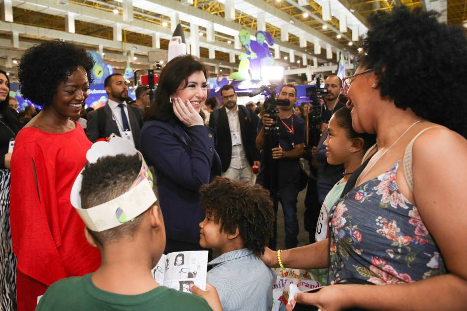 A pré-candidata pelo MDB à Presidência da República Simone Tebet visita a Bienal do Livro de São Paulo com Aline Torres, secretária de Cultura da Prefeitura de São Paulo, em 3/7/2022.