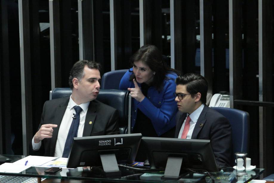 A pré-candidata pelo MDB à Presidência da República Simone Tebet e o presidente do Senado, Rodrigo Pacheco, conversam no Plenário da Câmara dos Deputados, durante sessão conjunta do Congresso Nacional, para votação de vetos e projetos, entre eles o projeto da LDO (PLN 5/2022), em 17/7/2022.