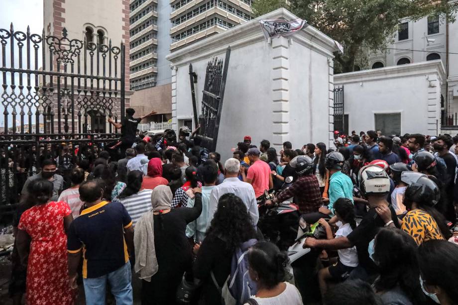 Centenas de pessoas invadem o palácio do presidente em Colombo, Sri Lanka, devido `a grande instabilidade política existente no país, o presidente e o primeiro-ministro renunciaram, em 10/07/2022.